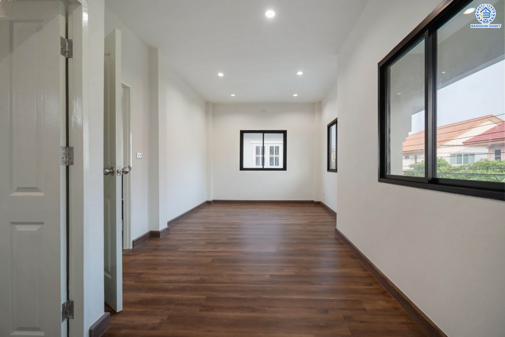 บ้านมือสองตกแต่งใหม่ โครงการ บุรีรมย์ วัดพระเงิน หน้าบ้านไม่ชนใคร เนื้อที่ 37.1 ตร.ว. ฟังก์ชัน 3 ห้องนอน 2 ห้องน้ำ 1 ที่จอดรถ พื้นที่ใช้สอยกว้างขวาง เดินทางสะดวกสบาย บนทำเลเชื่อมต่อถนนกาญจนาภิเษก ใกล้เซ็นทรัลเวสต์เกต โครงการรถไฟฟ้าสายสีม่วง "สถานีตลาดบางใหญ่" และทางด่วนศรีรัช...